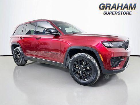 Used 2024 Jeep Grand Cherokee Altitude AWD/4WD image 2