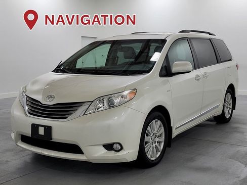 Used 2017 Toyota Sienna XLE Premium AWD/4WD image 4