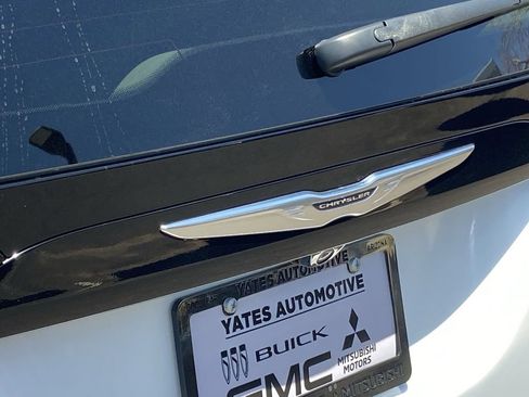 Used 2021 Chrysler Pacifica Touring-L FWD image 27