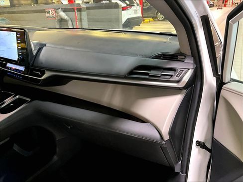 Used 2024 Toyota Sienna LE image 13