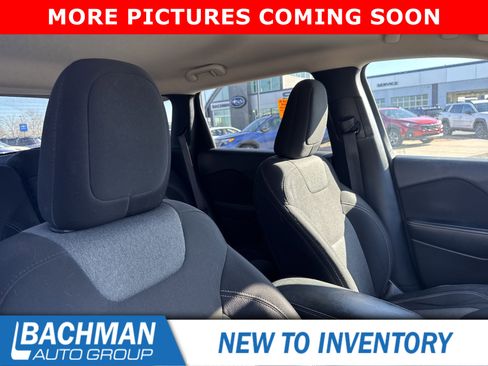 Used 2016 Jeep Cherokee Sport image 5