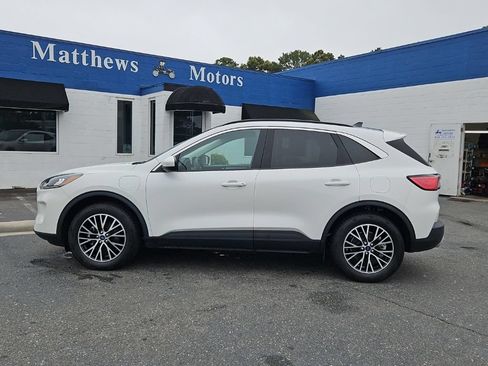 Used 2022 Ford Escape SEL w/ Technology Package FWD image 4