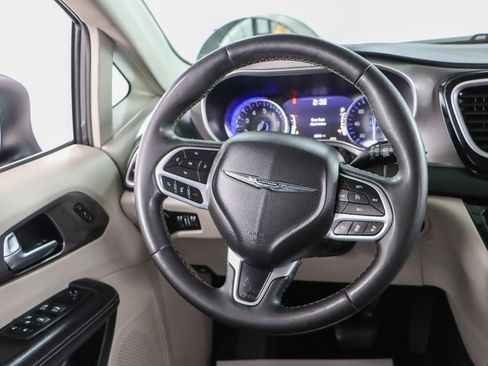 Used 2023 Chrysler Pacifica Touring-L image 12