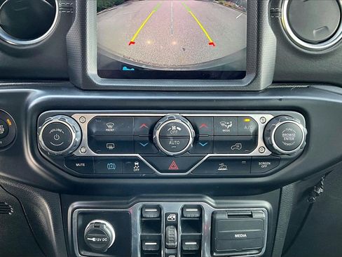 Used 2022 Jeep Wrangler Unlimited Sahara image 17