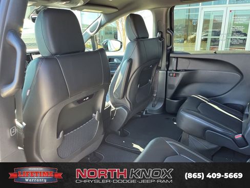 New 2026 Chrysler Pacifica Select image 16
