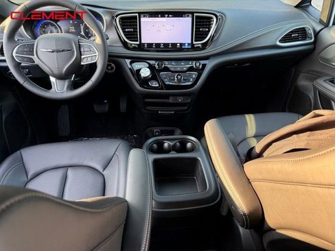 New 2026 Chrysler Pacifica Select image 7