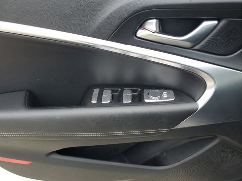 Used 2025 Genesis G70 2.5T image 13