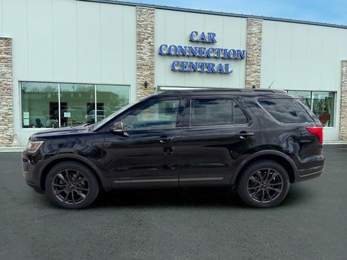 Used 2018 Ford Explorer XLT w/ XLT Appearance Package AWD/4WD image 2