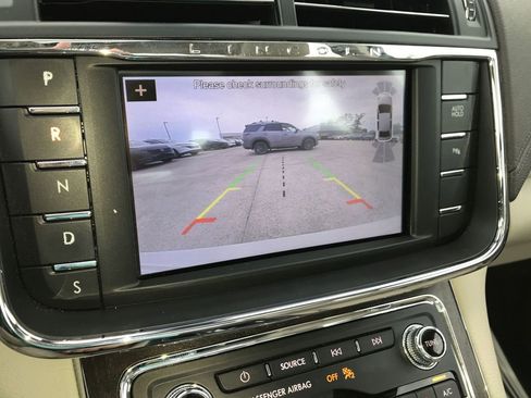 Used 2019 Lincoln Continental Select w/ Continental Climate Package image 17