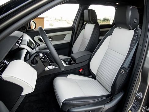 Used 2024 Land Rover Discovery Sport Dynamic SE image 13