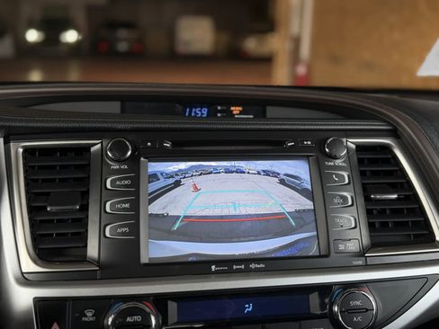 Used 2019 Toyota Highlander XLE AWD/4WD image 30