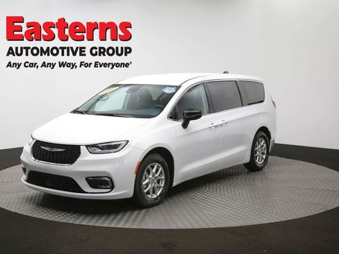 Used 2024 Chrysler Pacifica Touring-L image 54