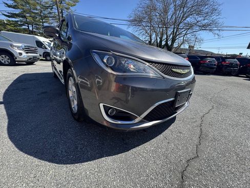 Used 2017 Chrysler Pacifica Touring-L Plus w/ Advanced Safetytec Group FWD image 13