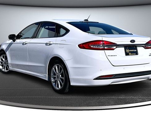Used 2017 Ford Fusion SE w/ Fusion SE Technology Package image 4