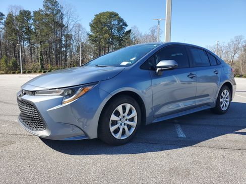 Used 2022 Toyota Corolla LE image 3