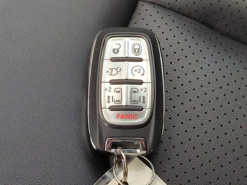 Used 2025 Chrysler Pacifica Select FWD image 26