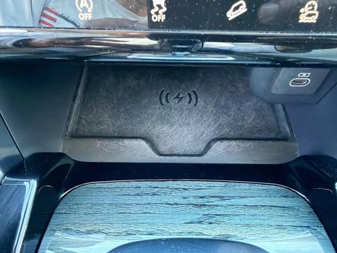 Used 2023 Land Rover Discovery Sport SE image 31