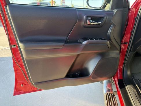 Certified 2022 Toyota Tacoma TRD Off-Road w/ Technology Package image 9