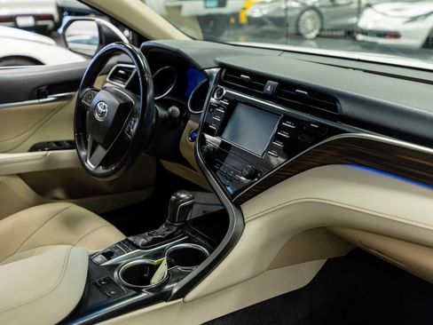 Used 2018 Toyota Camry XLE FWD image 14