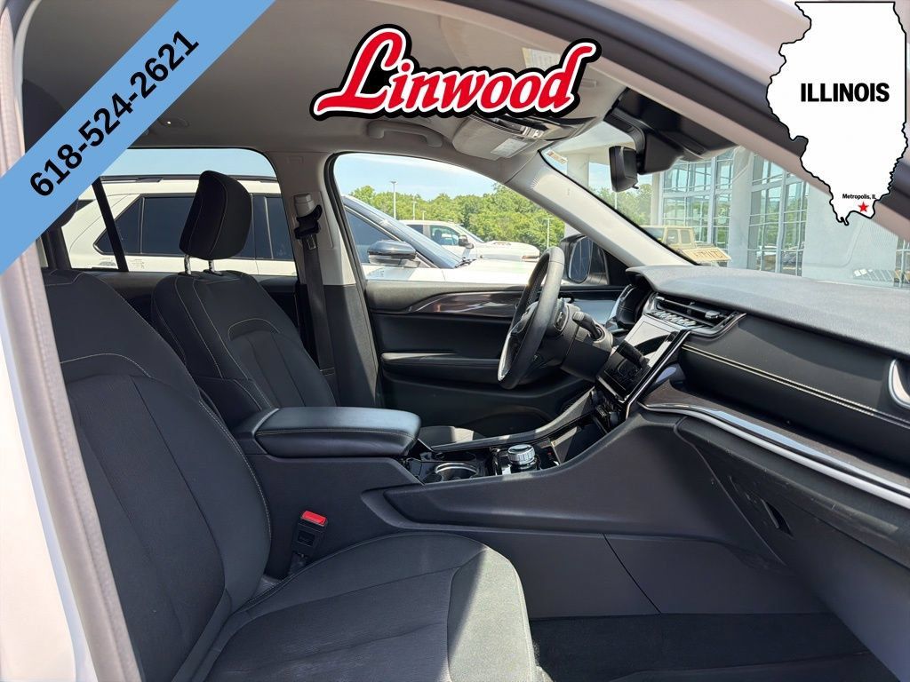 Used 2023 Jeep Grand Cherokee Laredo w/ Luxury Tech Group I AWD/4WD image 7