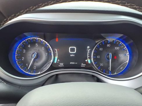 Used 2025 Chrysler Pacifica Limited FWD image 13
