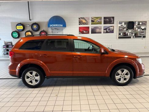 Used 2012 Dodge Journey SXT w/ Flexible Seating Group FWD image 2