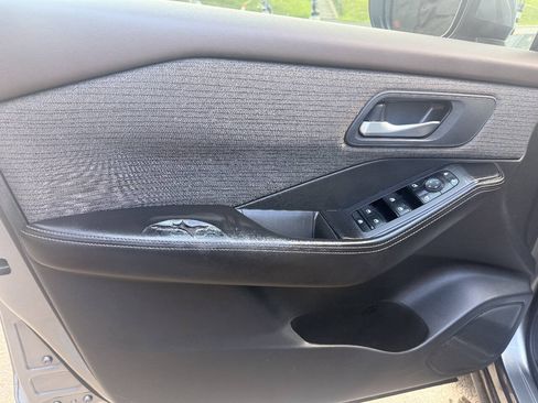 Used 2022 Nissan Rogue SV FWD image 11