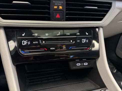 Used 2025 Volkswagen Jetta SE image 21