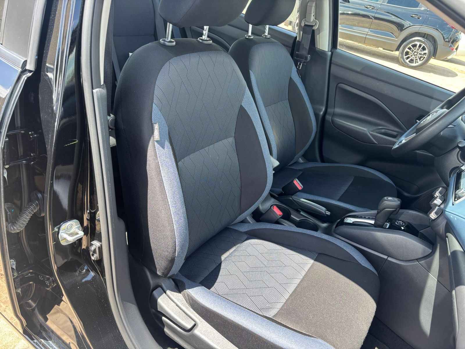 Used 2025 Nissan Versa SV FWD image 33