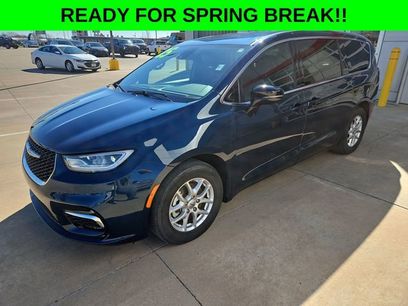 Used 2025 Chrysler Pacifica Select