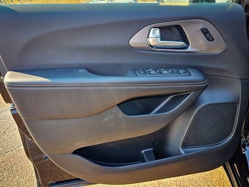 New 2026 Chrysler Pacifica Select image 9