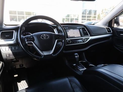 Used 2017 Toyota Highlander XLE image 28