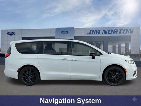 Used 2025 Chrysler Pacifica Limited image 3