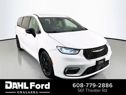 Used 2025 Chrysler Pacifica Select