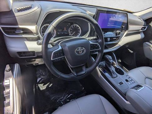 Used 2023 Toyota Highlander XLE FWD image 10