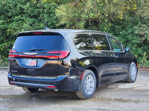 New 2026 Chrysler Pacifica Select FWD image 13