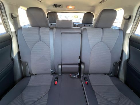 Used 2024 Toyota Highlander LE image 28