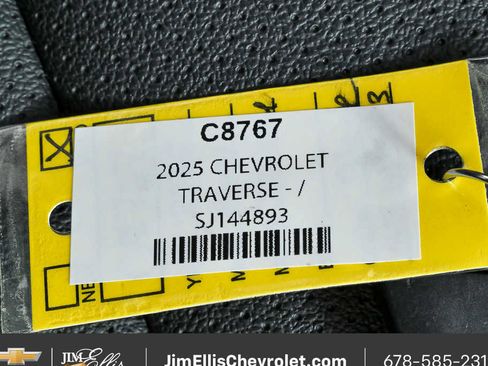 Used 2025 Chevrolet Traverse LT image 38
