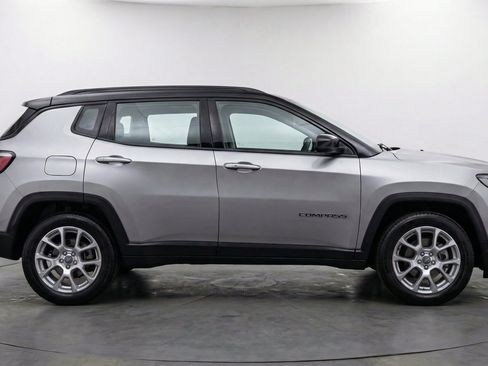 Used 2025 Jeep Compass Limited AWD/4WD image 11