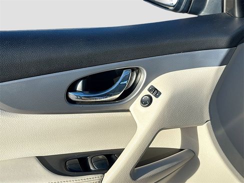 Used 2020 Nissan Rogue Sport SL image 18