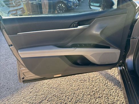 Used 2018 Toyota Camry SE image 11