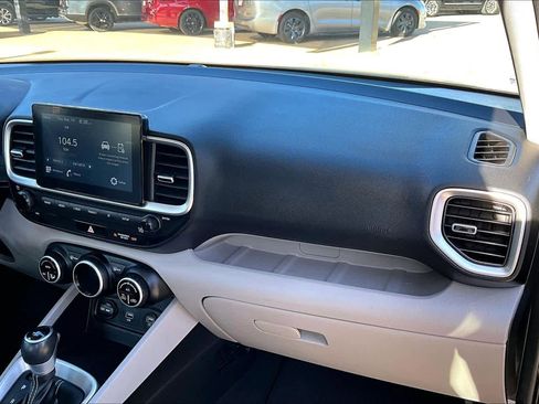 Used 2021 Hyundai Venue SEL image 17