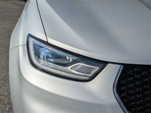 Certified 2024 Chrysler Pacifica Touring-L image 9