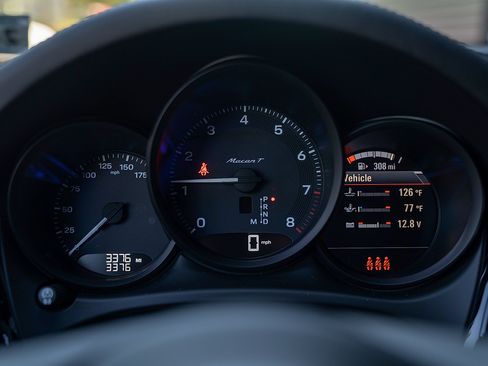 Certified 2026 Porsche Macan Turbo AWD/4WD image 10