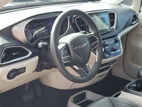 Used 2023 Chrysler Pacifica Touring-L FWD image 8