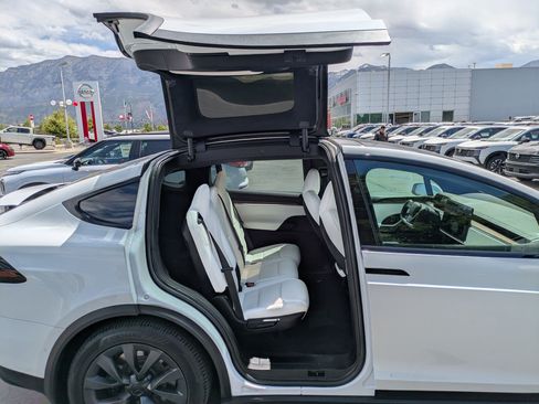 Used 2022 Tesla Model X AWD/4WD image 31