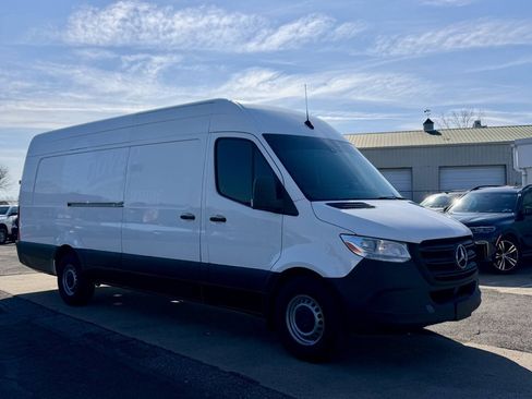 Used 2021 Mercedes-Benz Sprinter 2500 image 4