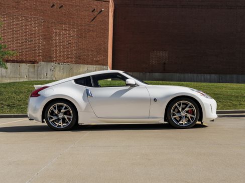 Used 2016 Nissan 370Z Coupe RWD image 3