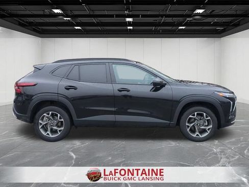 Used 2025 Chevrolet Trax LT FWD image 9