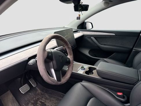 Used 2024 Tesla Model Y Long Range image 9